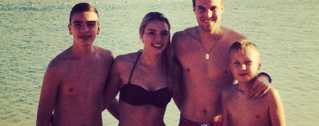 Kevin Großkreutz mit seinen Brüdern und Freundin Caro Kevin Großkreutz mit seinen Brüdern und Freundin Caro