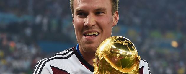 Kevin Großkreutz mit WM-Pokal Kevin Großkreutz mit WM-Pokal