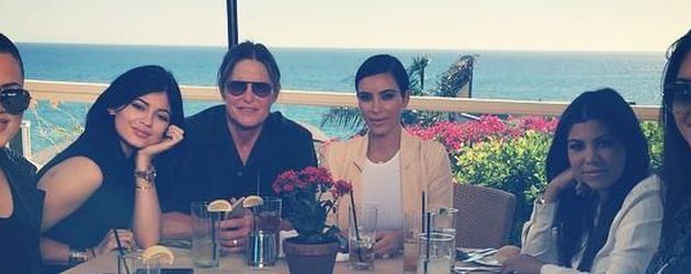 Khloe Kardashian, Kylie Jenner, Kim Kardashian, Kendall Jenner, Kourtney Kardashian und Bruce Jenner Khloe Kardashian, Kylie Jenner, Kim Kardashian, Kendall Jenner, Kourtney Kardashian und Bruce Jenner