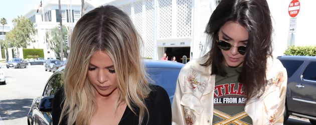 Khloe Kardashian und Kendall Jenner in Beverly Hills Khloe Kardashian und Kendall Jenner in Beverly Hills
