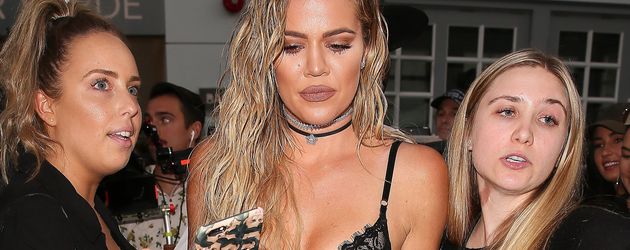 Khloe Kardashian zwischen reichlich Security beim Launch ihrer Denim-Linie Khloe Kardashian zwischen reichlich Security beim Launch ihrer Denim-Linie