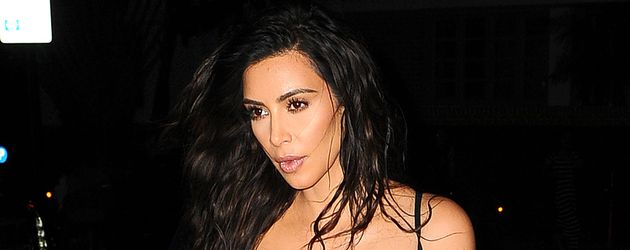 Kim Kardashian in einem schwarzen Spitzenbody Kim Kardashian in einem schwarzen Spitzenbody
