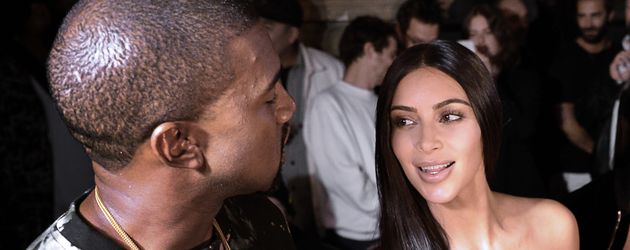 Kanye West und Kim Kardashian im Oktober 2016 am Rande einer Modenschau in Paris Kanye West und Kim Kardashian im Oktober 2016 am Rande einer Modenschau in Paris