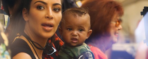 Kim Kardashian und Saint West im Laden von Kim Oma MJ Campbell Kim Kardashian und Saint West im Laden von Kim Oma MJ Campbell