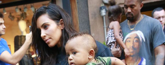 Kim Kardashian und Kanye West mit ihren Kindern Saint und North in NYC Kim Kardashian und Kanye West mit ihren Kindern Saint und North in NYC