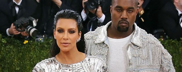 Kim Kardashian und Kanye West bei der Met Gala in NYC Kim Kardashian und Kanye West bei der Met Gala in NYC