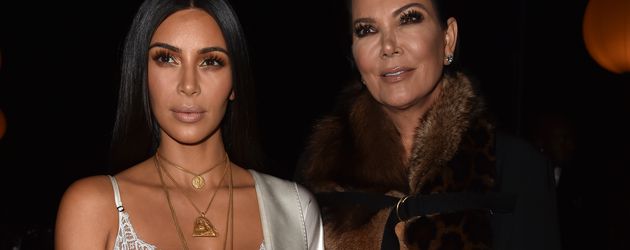 Kim Kardashian und Kris Jenner bei der Givenchy-Show in Paris 2016 Kim Kardashian und Kris Jenner bei der Givenchy-Show in Paris 2016