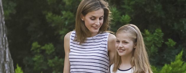 Königin Letizia mit Tochter Leonor beim Marivent-Palast auf Mallorca Königin Letizia mit Tochter Leonor beim Marivent-Palast auf Mallorca