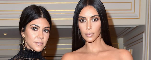 Kourtney und Kim Kardashian bei der "Paris Fashion Week" Kourtney und Kim Kardashian bei der "Paris Fashion Week"
