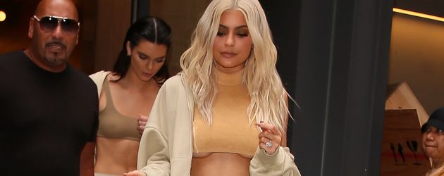 Kendall Jenner und Kylie Jenner verlassen ihr Airbnb auf dem Weg zu Kanye Wests Fashion Show Kendall Jenner und Kylie Jenner verlassen ihr Airbnb auf dem Weg zu Kanye Wests Fashion Show
