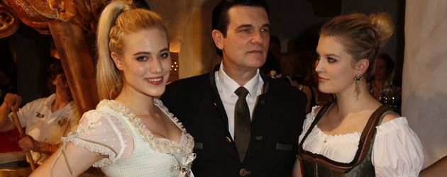 Larissa Marolt mit Papa Heinz (m.) und Schwester Lisa Marie (r.) Larissa Marolt mit Papa Heinz (m.) und Schwester Lisa Marie (r.)