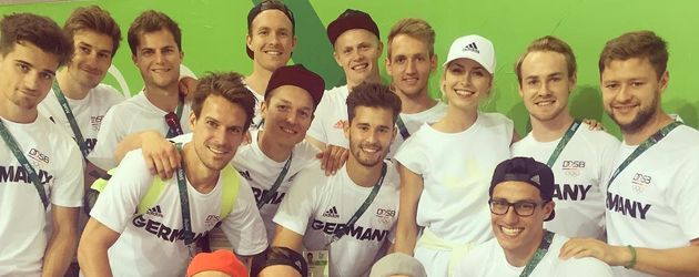 Lena Gercke und die deutsche Hockey-Nationalmannschaft Lena Gercke und die deutsche Hockey-Nationalmannschaft