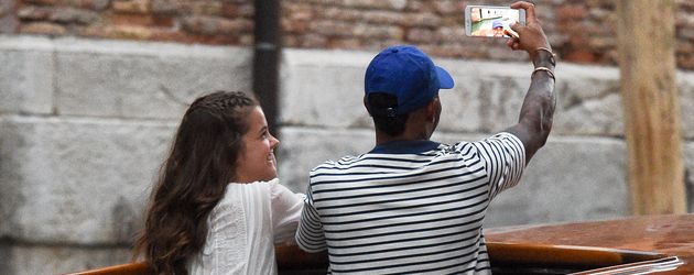 Formel-1-Pilot Lewis Hamilton und Barbara Palvin in Venedig Formel-1-Pilot Lewis Hamilton und Barbara Palvin in Venedig