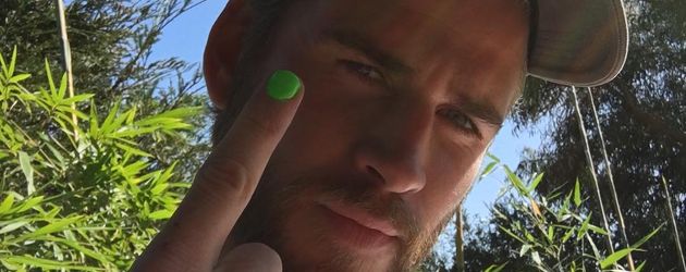 Liam Hemsworth mit grünem Nagel bei der "PolishedMan"-Challenge Liam Hemsworth mit grünem Nagel bei der "PolishedMan"-Challenge