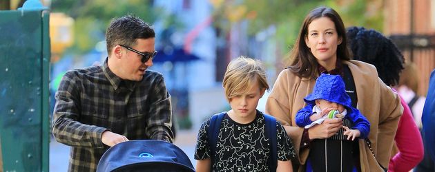Liv Tyler, Sailor Gene Gardner und Milo Langdon Liv Tyler, Sailor Gene Gardner und Milo Langdon