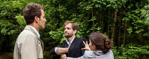 Clara glaubt, dass Adrian in Gefahr ist und reißt Lucien zu Boden Clara glaubt, dass Adrian in Gefahr ist und reißt Lucien zu Boden