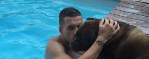 Lukas im Pool mit seinem Hund Lukas im Pool mit seinem Hund