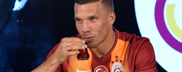 Lukas Podolski bei seiner Vertragsunterzeichnung bei Galatasaray Lukas Podolski bei seiner Vertragsunterzeichnung bei Galatasaray