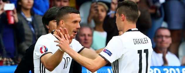 Lukas Podolski (l.) und Julian Draxler (r.) bei der Fußball-Europameisterschaft 2016 in Frankreich Lukas Podolski (l.) und Julian Draxler (r.) bei der Fußball-Europameisterschaft 2016 in Frankreich