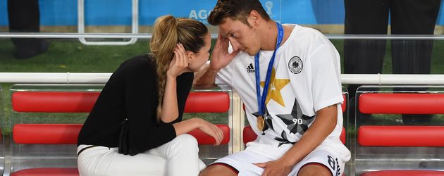 Grace Capristo und Mesut Özil nach dem WM-Finale 2014 Grace Capristo und Mesut Özil nach dem WM-Finale 2014