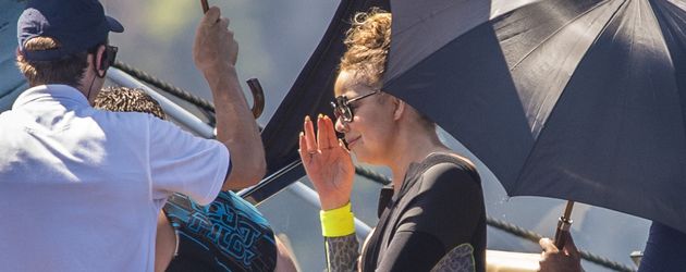 Mariah Carey mit ihren persönlichen Schirmträgern Mariah Carey mit ihren persönlichen Schirmträgern