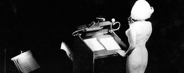 Marilyn Monroe auf der Bühne bei John F. Kennedy's Geburtstagsfeier im Mai 1962 Marilyn Monroe auf der Bühne bei John F. Kennedy's Geburtstagsfeier im Mai 1962