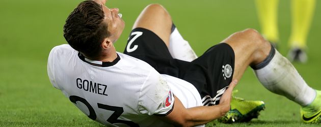 Mario Gomez verletzt sich beim Spiel Deutschland gegen Italien bei der Fussball-EM in Bordeaux Mario Gomez verletzt sich beim Spiel Deutschland gegen Italien bei der Fussball-EM in Bordeaux