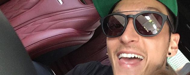Mesut Özil mit seiner Nichte Mira Mesut Özil mit seiner Nichte Mira