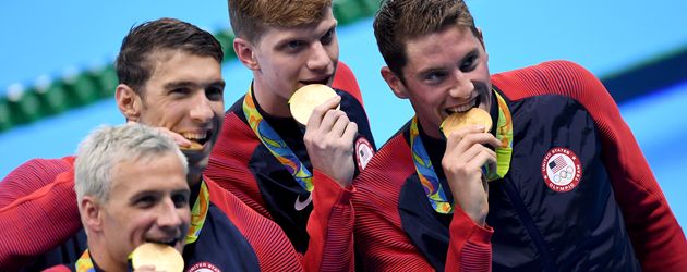 Michael Phelps (2. v. l.) mit seinem Team in Rio Michael Phelps (2. v. l.) mit seinem Team in Rio