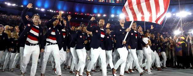 Michael Phelps (vorne) und das Team Amerika bei der Eröffnungszeremonie der Olympischen Spiele 2016 Michael Phelps (vorne) und das Team Amerika bei der Eröffnungszeremonie der Olympischen Spiele 2016