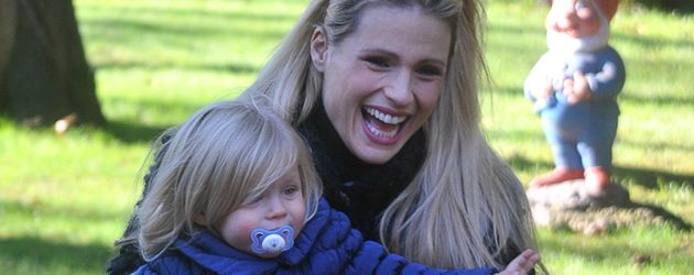 Michelle Hunziker und ihre Töchter Celeste & Sole in einem Park Michelle Hunziker und ihre Töchter Celeste & Sole in einem Park