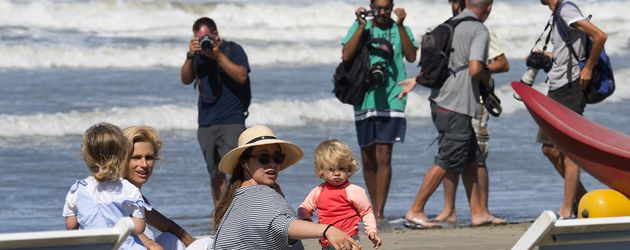 Michelle Hunziker wird bei einem Strandtag mit ihren Töchtern von Paparazzi belagert Michelle Hunziker wird bei einem Strandtag mit ihren Töchtern von Paparazzi belagert