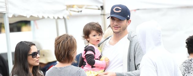 Mila Kunis und Ashton Kutcher mit Tochter Wyatt in L.A. Mila Kunis und Ashton Kutcher mit Tochter Wyatt in L.A.