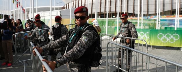 Militär riegelt das Gelände um die abgestürzte Kamera ab Militär riegelt das Gelände um die abgestürzte Kamera ab