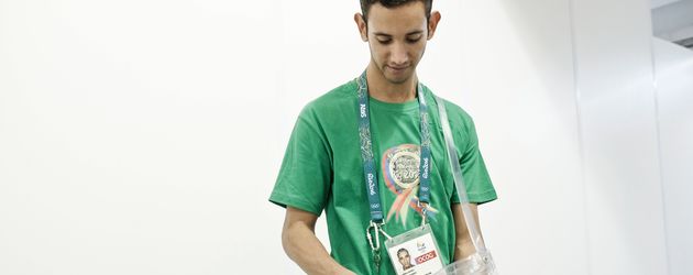 Mitarbeiter der Olympischen Spiele 2016 mit einem Beutel Kondome Mitarbeiter der Olympischen Spiele 2016 mit einem Beutel Kondome