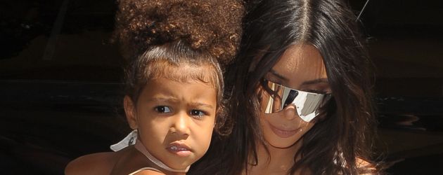 North West und Mama Kim Kardashian in New York City North West und Mama Kim Kardashian in New York City