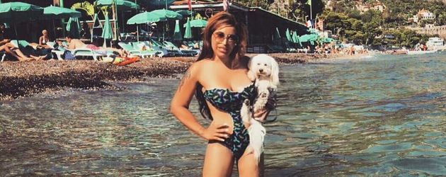 Patricia Blanco mit Hund am Strand Patricia Blanco mit Hund am Strand