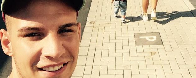 Pietro Lombardi am Spazieren mit Söhnchen Alessio und Ehefrau Sarah Pietro Lombardi am Spazieren mit Söhnchen Alessio und Ehefrau Sarah