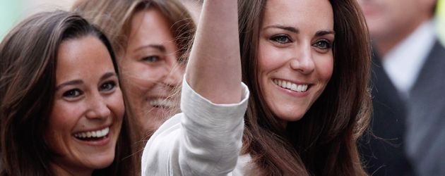 Pippa und Kate Middleton in London, April 2011 Pippa und Kate Middleton in London, April 2011