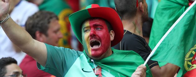 Portugiesische Fans im EM-Finale Portugal gegen Frankreich bei der Fussball-EM in Saint-Denis Portugiesische Fans im EM-Finale Portugal gegen Frankreich bei der Fussball-EM in Saint-Denis