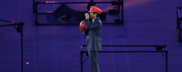 Premierminister von Japan Shinzo Abe als Super Mario bei der Olympia-Abschlussfeier in Rio 2016 Premierminister von Japan Shinzo Abe als Super Mario bei der Olympia-Abschlussfeier in Rio 2016