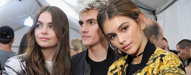 Presley Gerber und Schwester Kaia Gerber während der Moschino Fashion-Show Presley Gerber und Schwester Kaia Gerber während der Moschino Fashion-Show