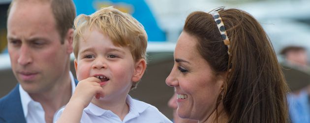 Prinz George mit seinen Eltern William und Kate bei einer Flugshow in England Prinz George mit seinen Eltern William und Kate bei einer Flugshow in England