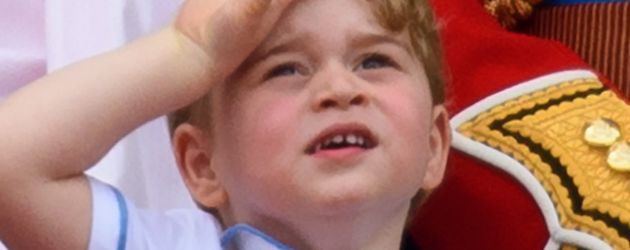 Prinz George schaut bei der "Trooping The Colour"-Parade zu Prinz George schaut bei der "Trooping The Colour"-Parade zu