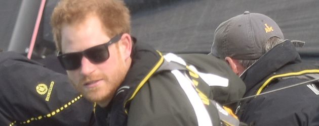 Prinz Harry auf einer Yacht vor der englischen Küste Prinz Harry auf einer Yacht vor der englischen Küste