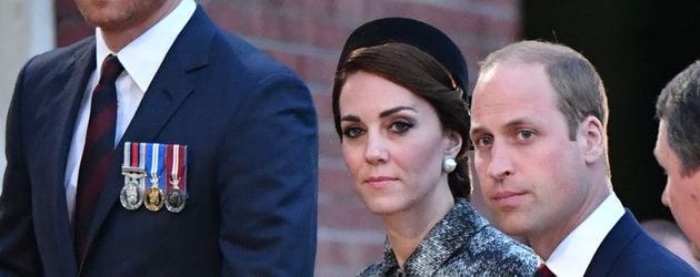 Prinz Harry, Herzogin Kate und Prinz William bei einer Gedenkveranstaltung in Frankreich Prinz Harry, Herzogin Kate und Prinz William bei einer Gedenkveranstaltung in Frankreich