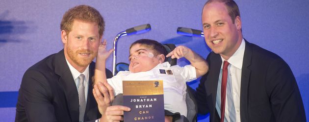 Prinz Harry und Prinz William mit einem jungen Preisträger des Diana Legacy Awards Prinz Harry und Prinz William mit einem jungen Preisträger des Diana Legacy Awards
