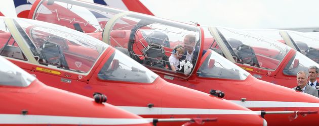Prinz William hebt George in einen Düsenjet Prinz William hebt George in einen Düsenjet