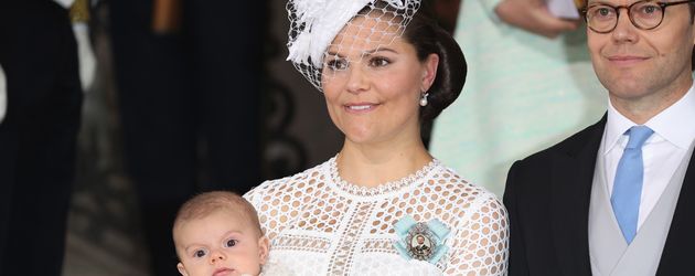 Prinz Oscar, Prinzessin Victoria und Prinz Daniel von Schweden bei der Taufe im Mai 2016 Prinz Oscar, Prinzessin Victoria und Prinz Daniel von Schweden bei der Taufe im Mai 2016