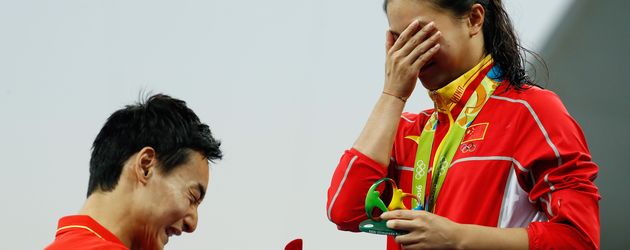 Qin Kai macht He Zi einen Heiratsantrag bei Olympia 2016 in Rio Qin Kai macht He Zi einen Heiratsantrag bei Olympia 2016 in Rio